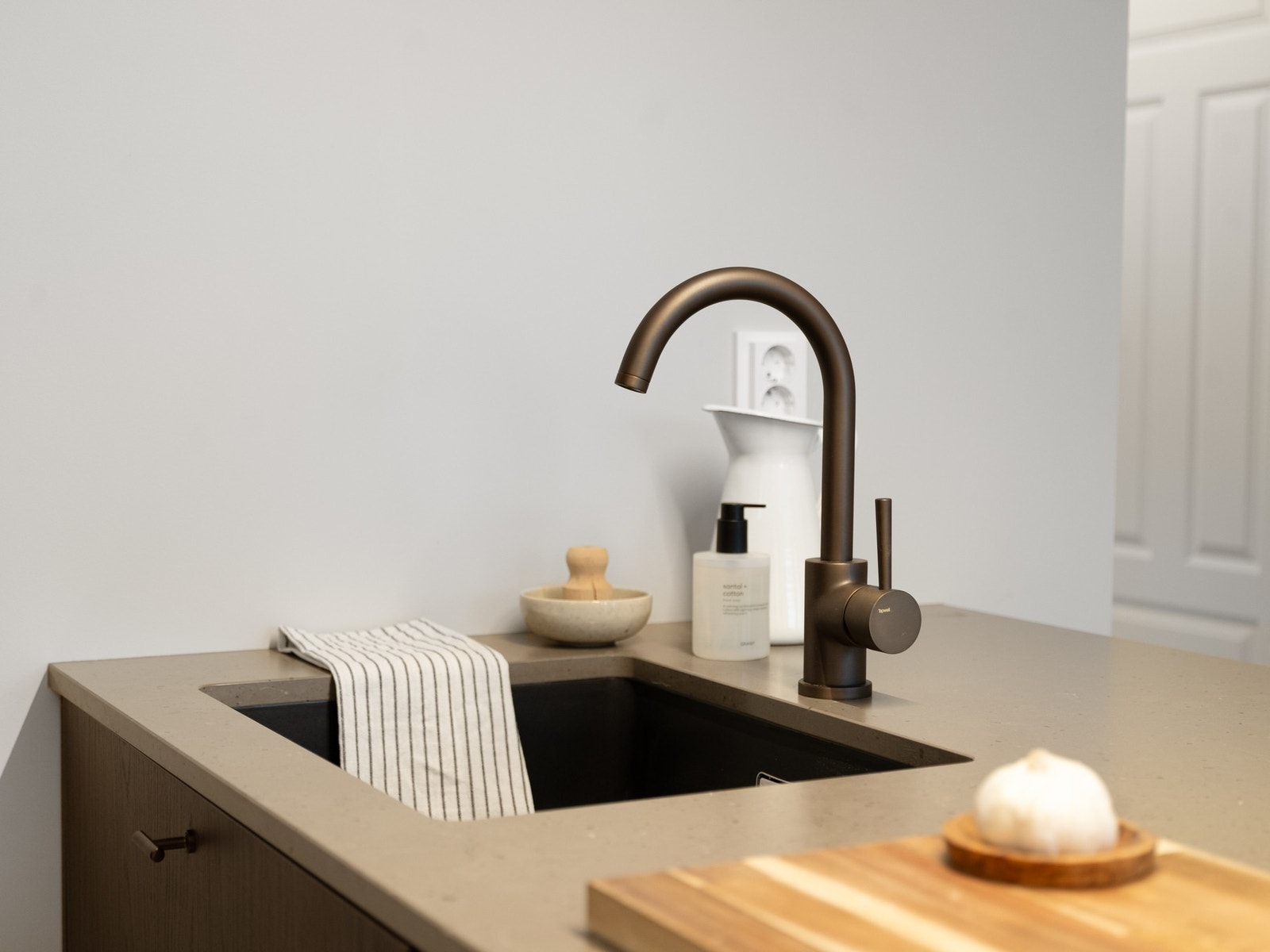 Underlimt oppvaskkum i kompositt og sort Tapwell ettgreps kjøkkenarmatur, Galleribilde