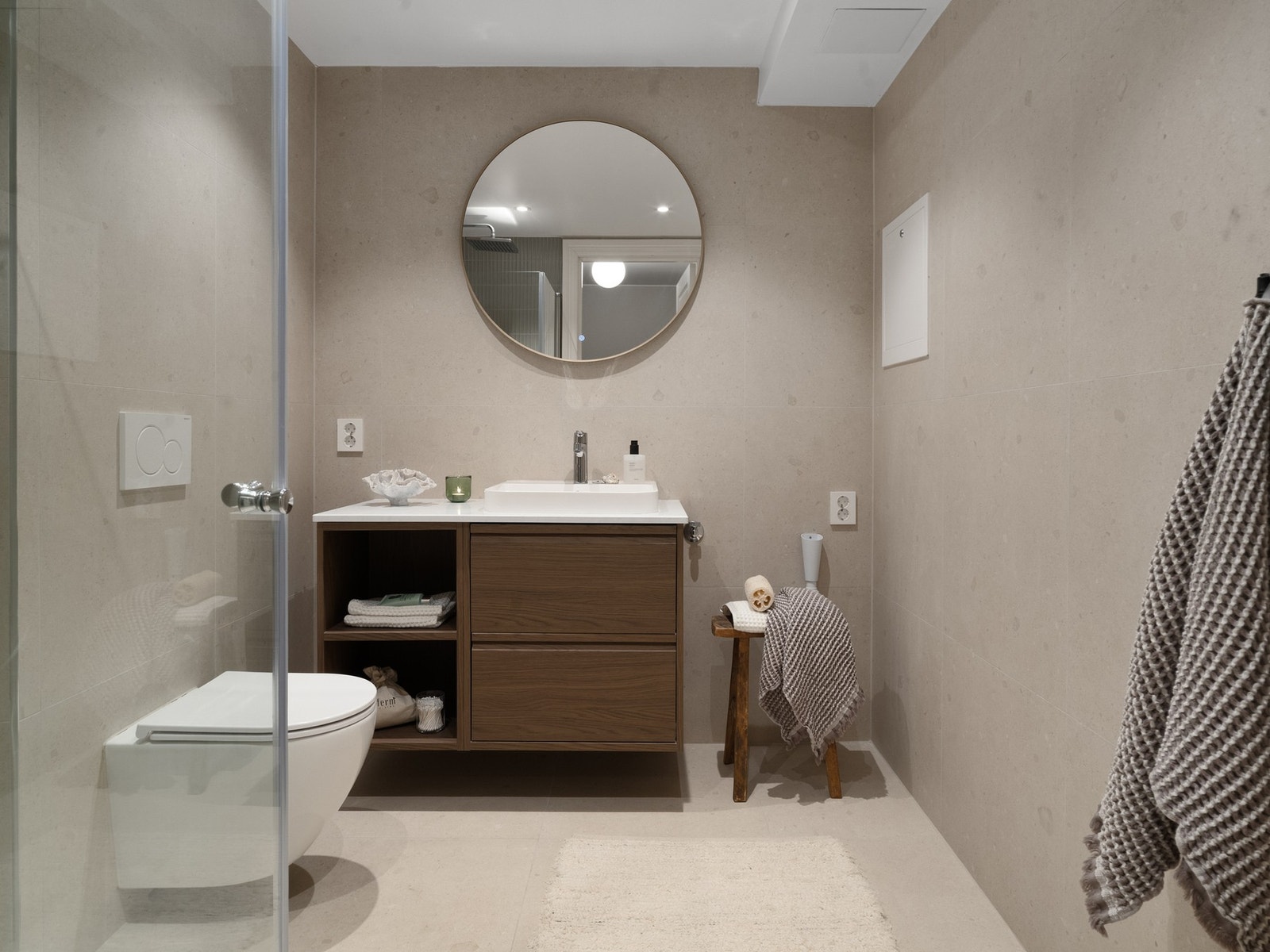 Rålekkert baderom som er nytt fra 2025. Nedsenket himling med downlights. Galleribilde