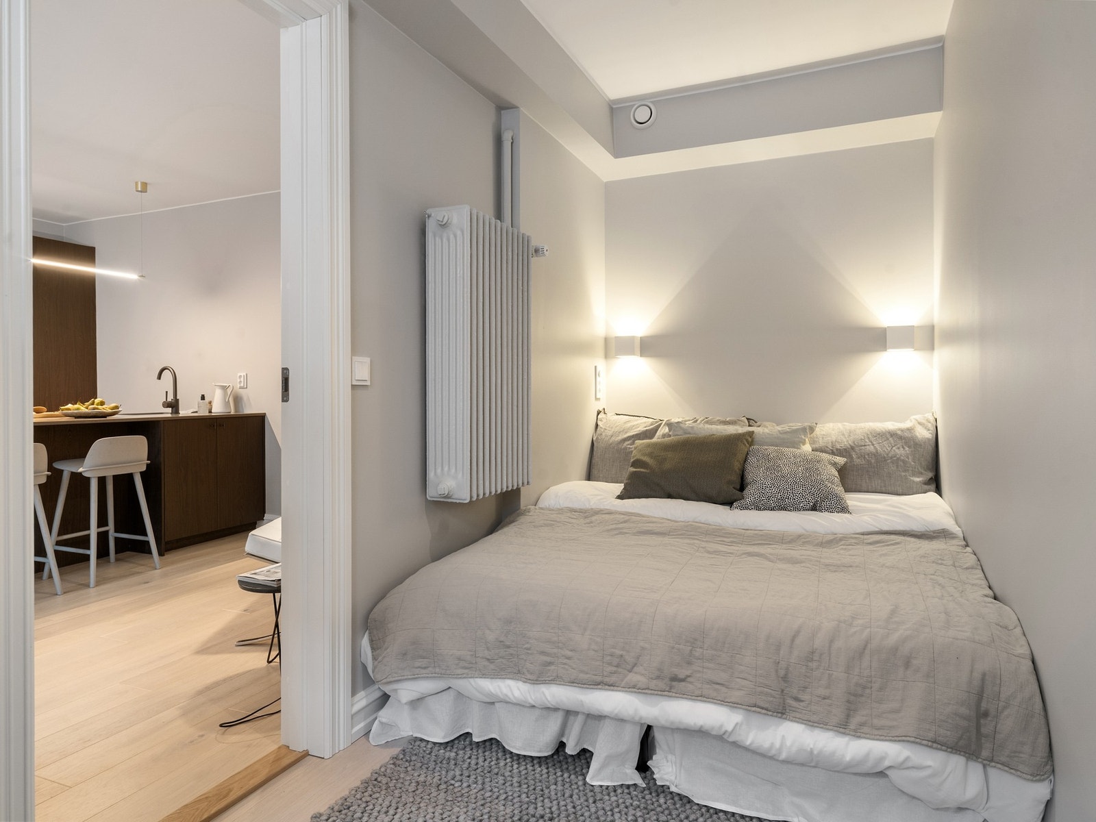 Soverom med plass til dobbelseng og garderobe i den andre enden. Galleribilde