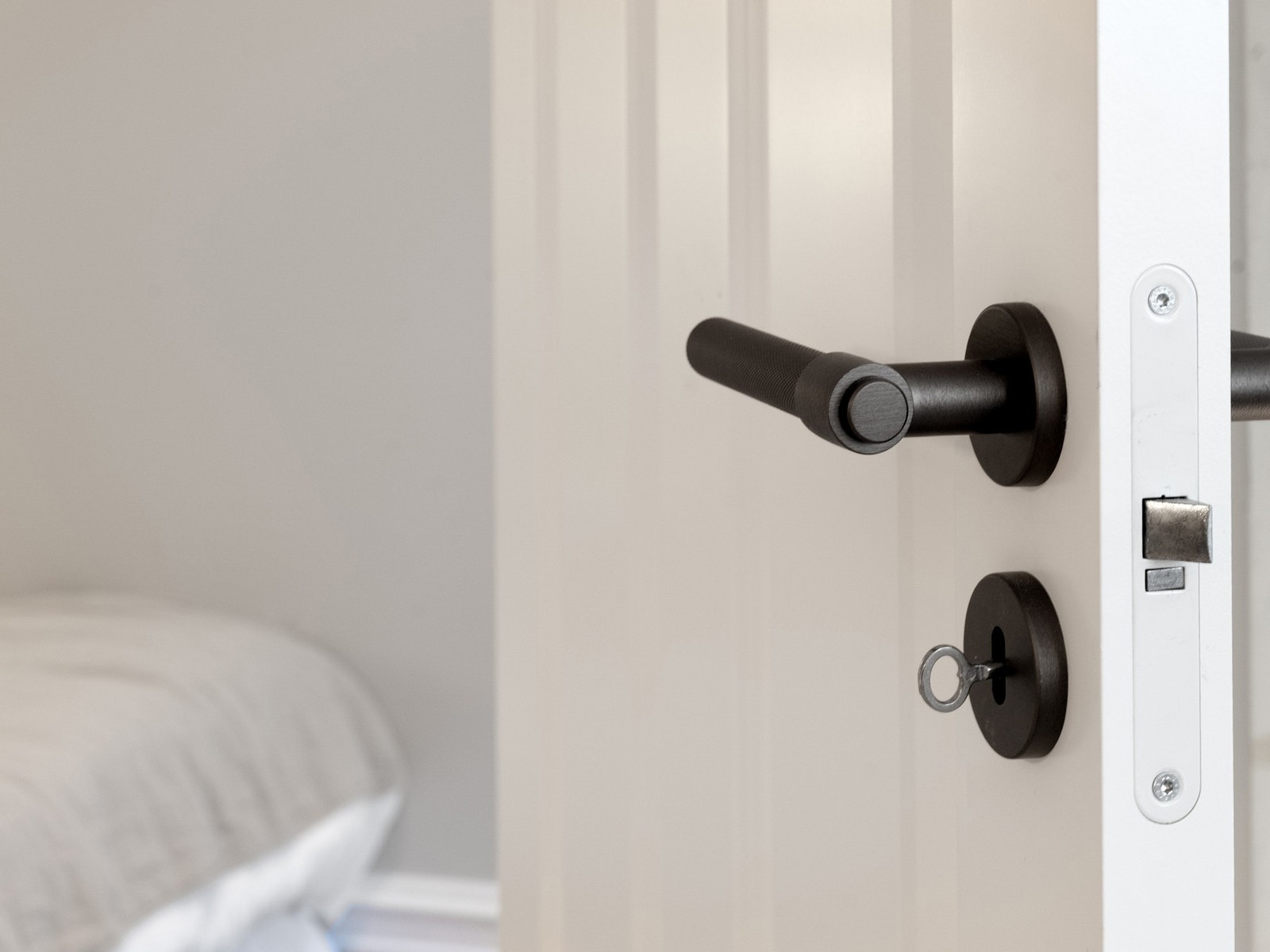 Hvite 4-speils profilerte
innerdører i tre. Galleribilde