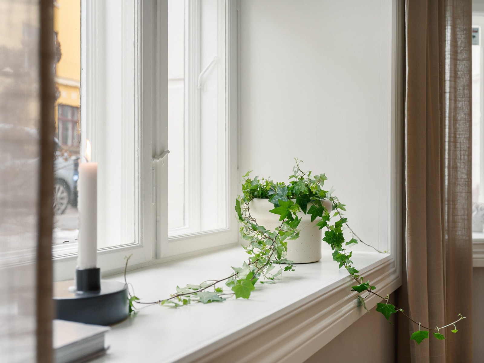 Originale vinduer med dyp vinduskarm gir en god atmosfære i boligen. Galleribilde