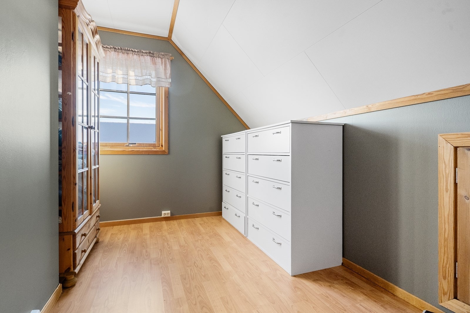 Rommene har god plass til garderobeløsninger og møblering. Galleribilde