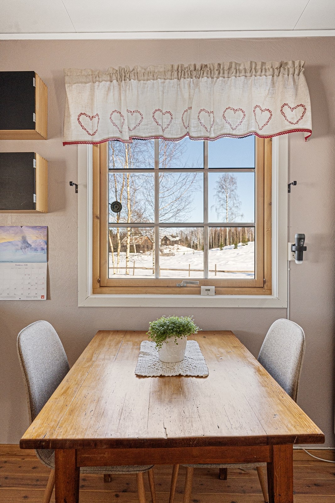 Kjøkkenet har plass til en hyggelig spiseplass ved vinduet. Galleribilde