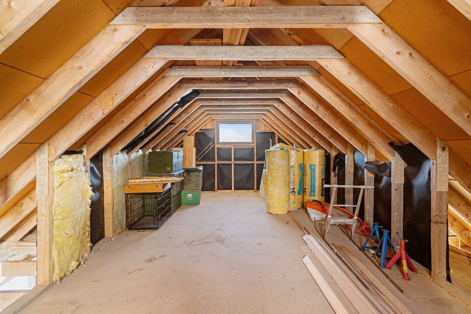 Loftet over garasjen gir ytterligere 21 m² med lagringsplass. Galleribilde