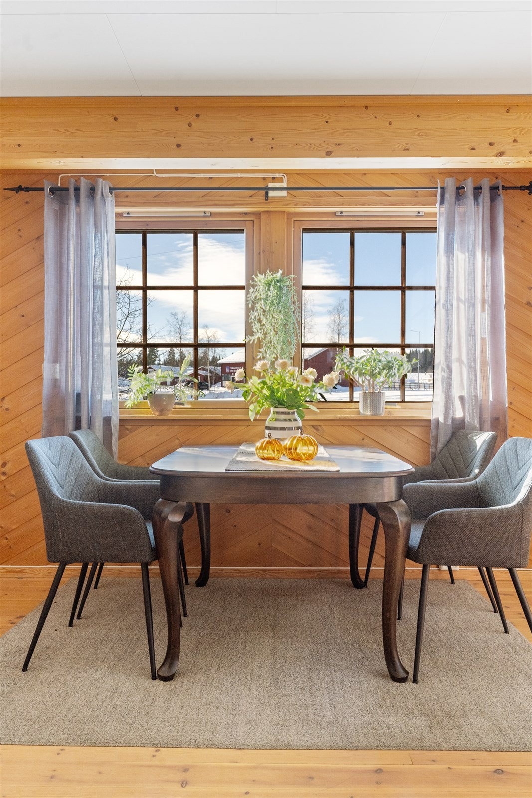 Koselig spiseplass ved vinduet. Galleribilde