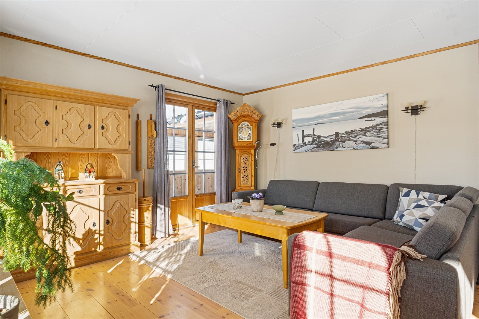 De malte veggflatene gir et lyst og nøytralt utgangspunkt for personlig innredning. Galleribilde