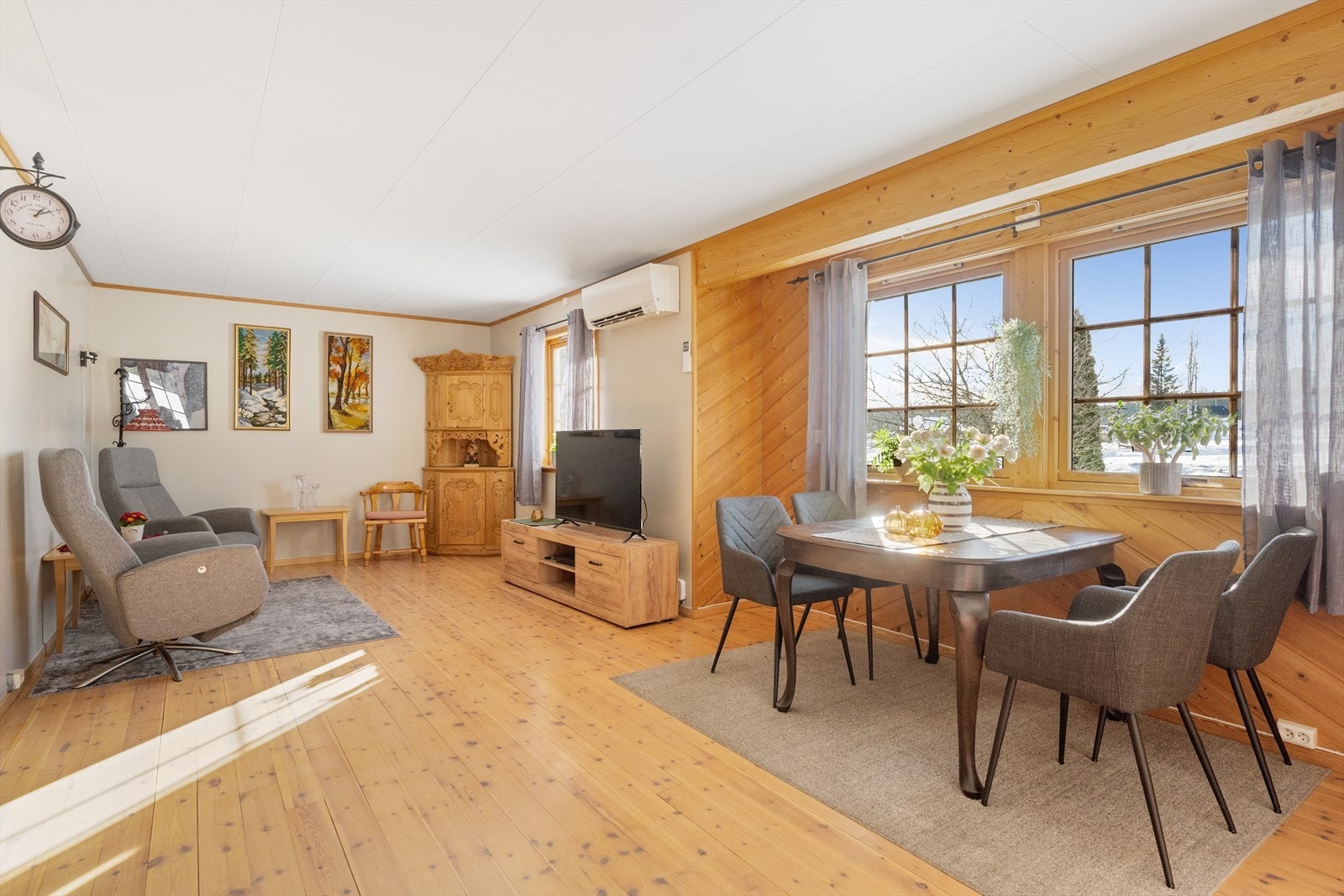 Stuen har flere soner, med god plass til flere sittegrupper. Den innerste delen av stuen er opprinnelig tegnet som et soverom, og kan fint tilbakeføres ved ønske om flere soverom. Galleribilde