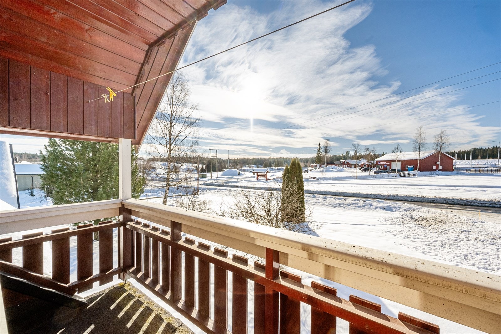 Fra den overbygde balkongen har man utsikt over nærområdet. Galleribilde