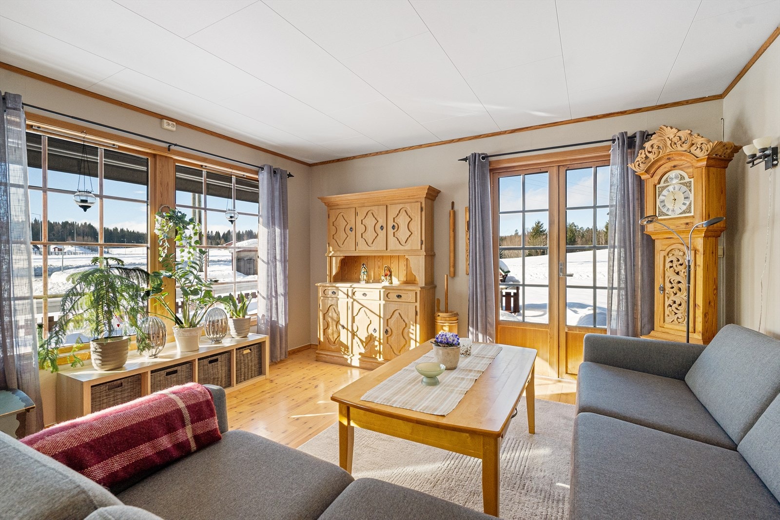 Fra stuen er det direkte utgang til en stor og solrik terrasse. Galleribilde