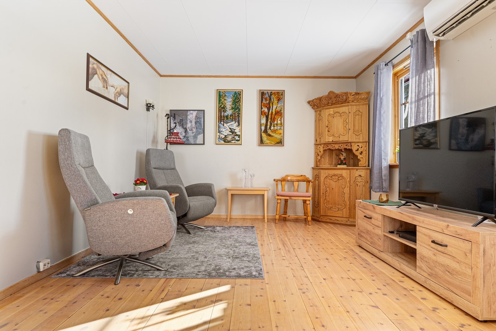 En egen tv-krok i stuen som var det opprinnelige soverommet. Galleribilde