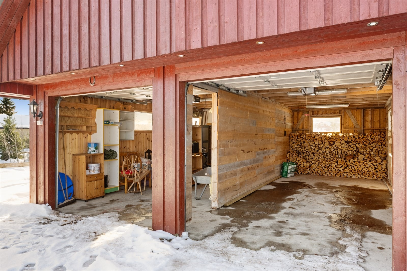 Garasjen har et bruksareal på 46 m² i første etasje, med plass til biler og en bod. Galleribilde