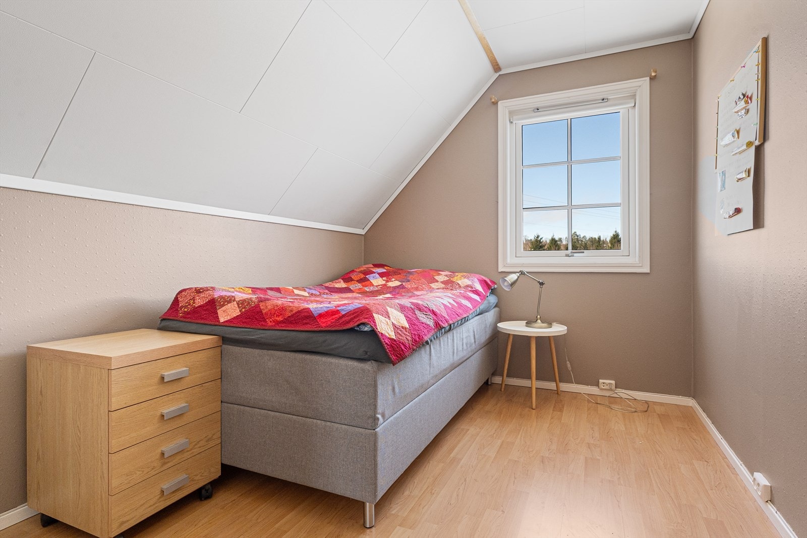 Skråtaket gir rommene en lun og hyggelig karakter. Galleribilde