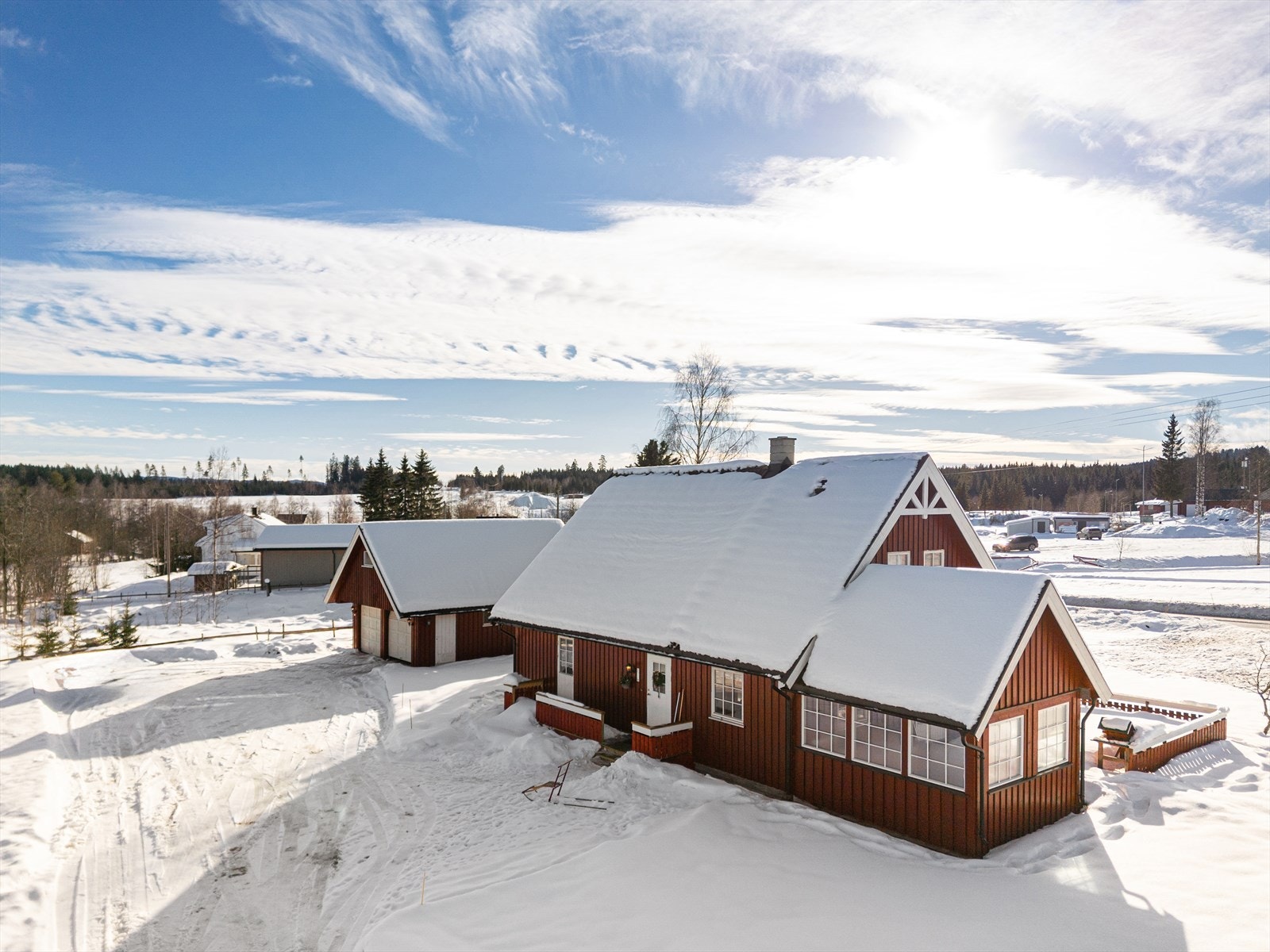 Tomten er opparbeidet med plen og beplantning, samt gruset gårdsplass. Galleribilde