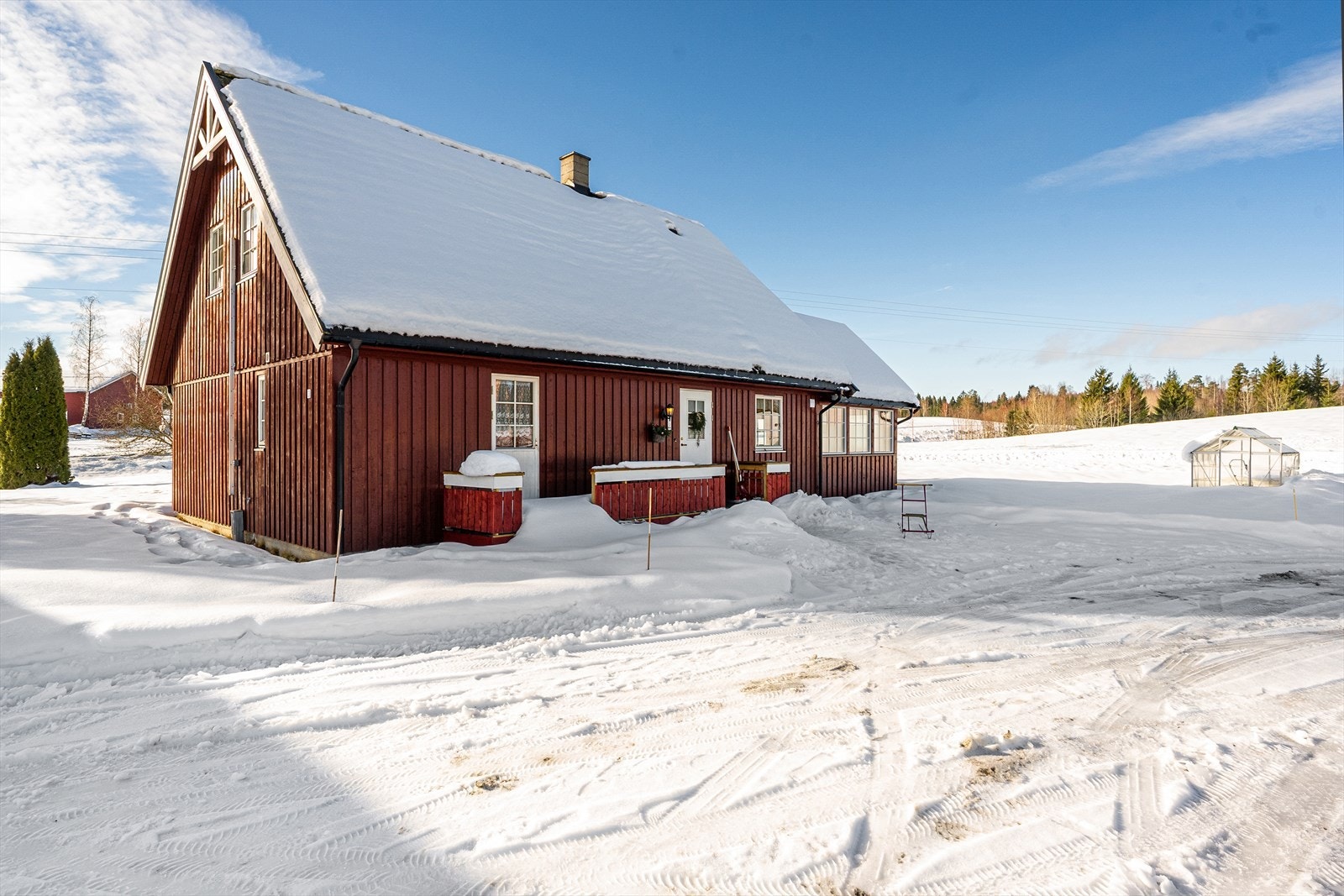 Eiendommen har også en terrasse mot nord-øst og en delvis overbygd terrasse mot vest. Galleribilde