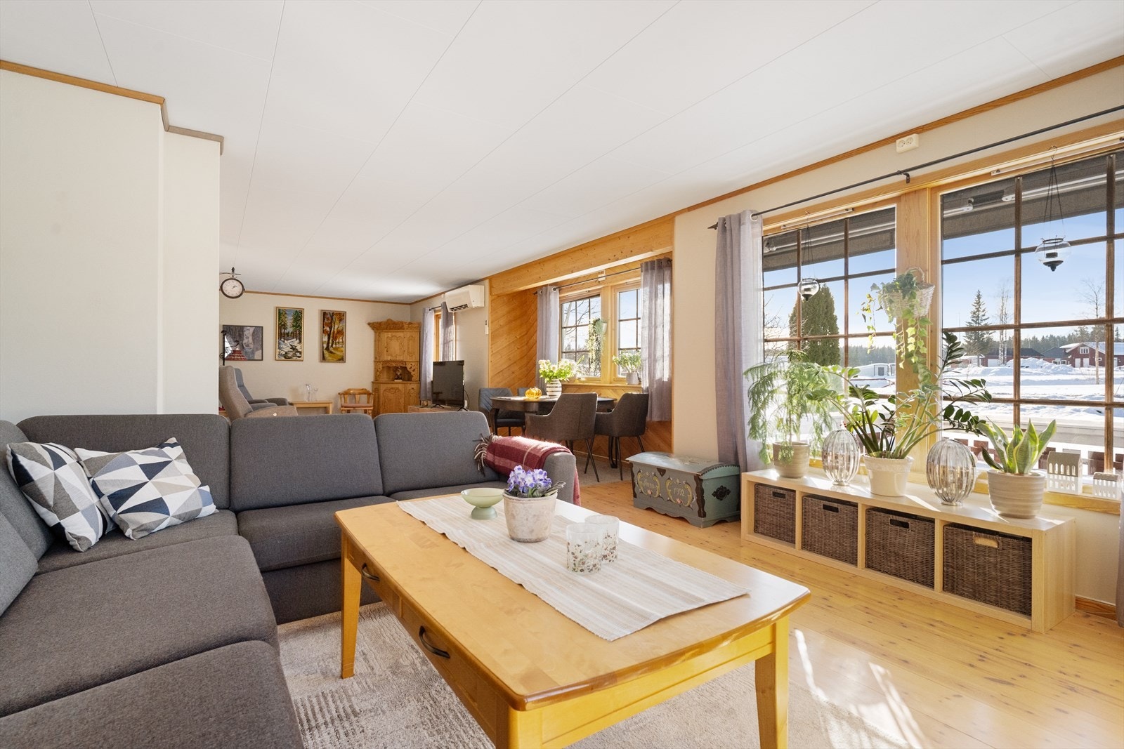 Den romslige stuen har store vindusflater med 2-lags isolerglass som gir rikelig med naturlig lys. Galleribilde