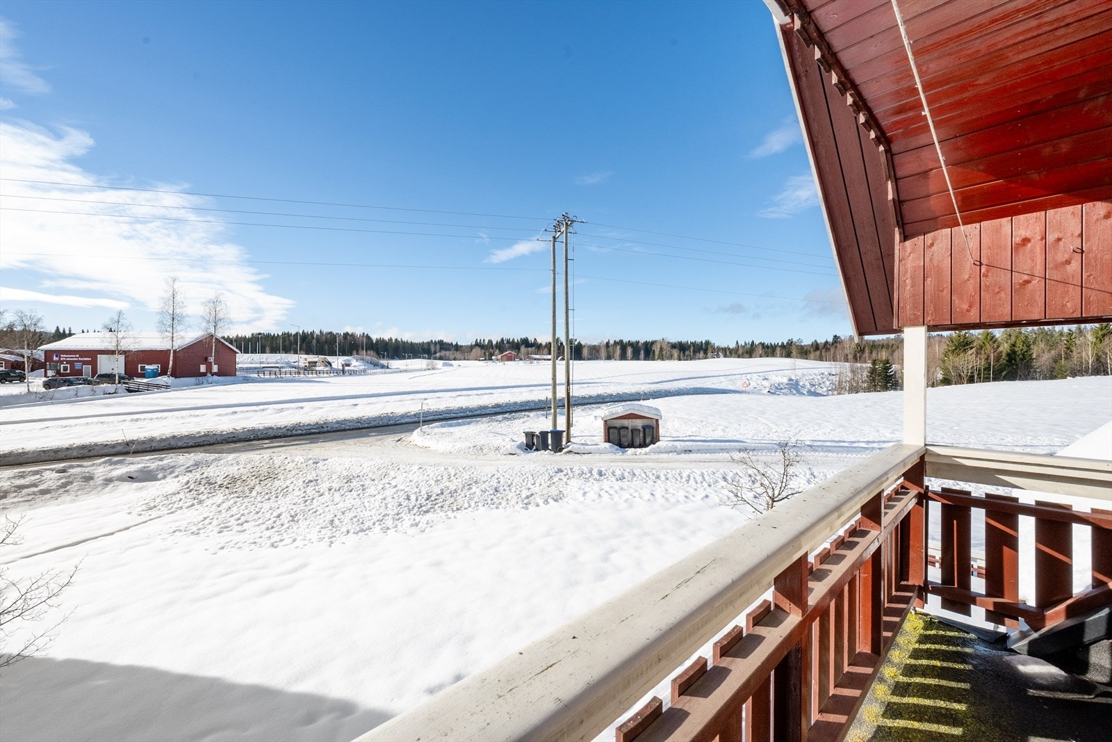 Balkongen er sør-vestvendt og har konstruksjoner i treverk. Galleribilde