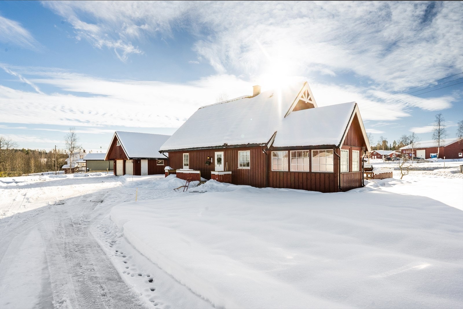 God plass til parkering foran boligen og i dobbel garasje. Galleribilde