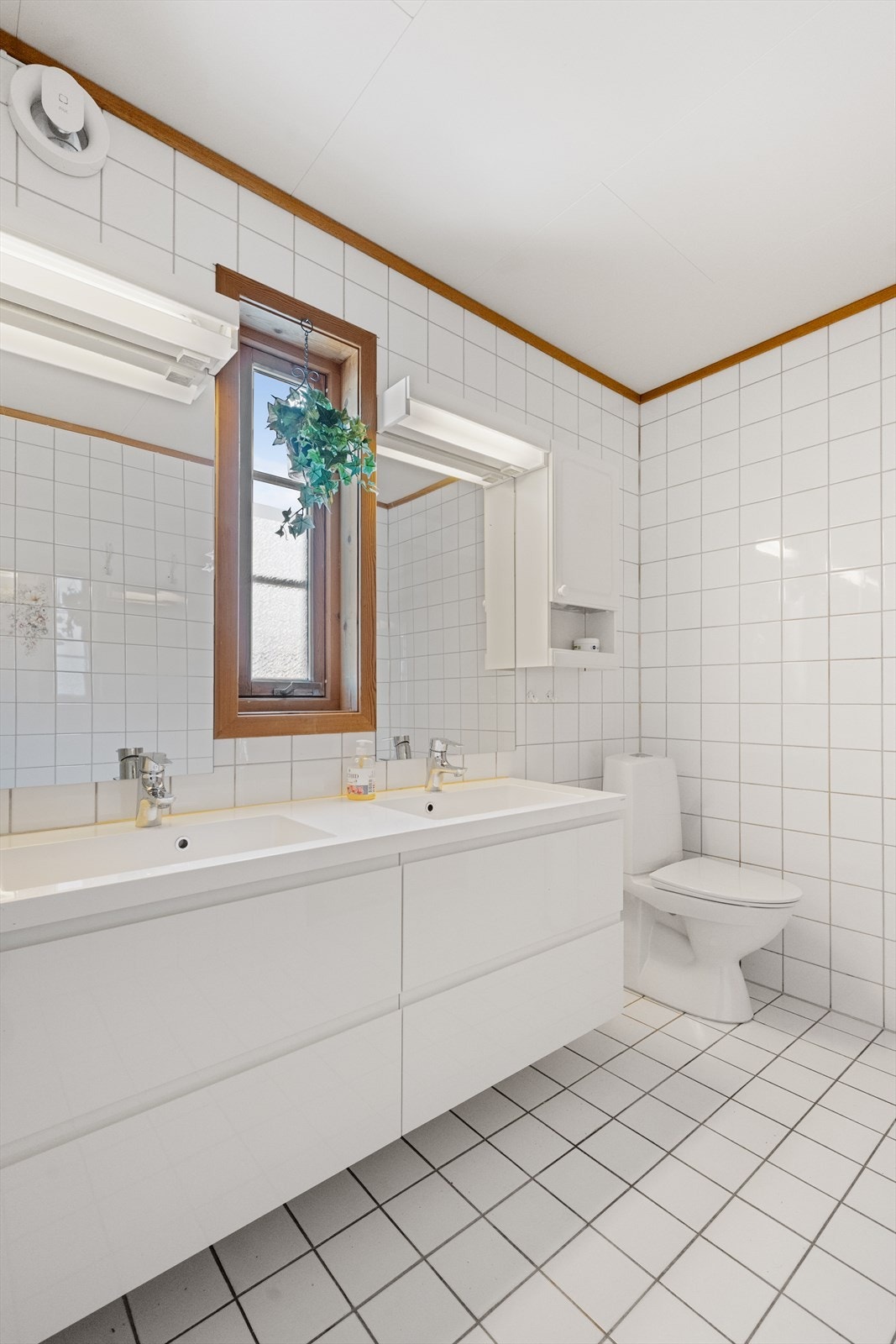 Badet ligger i første etasje og har en romslig innredningen med dobbelservant som ble fornyet i 2020. Galleribilde