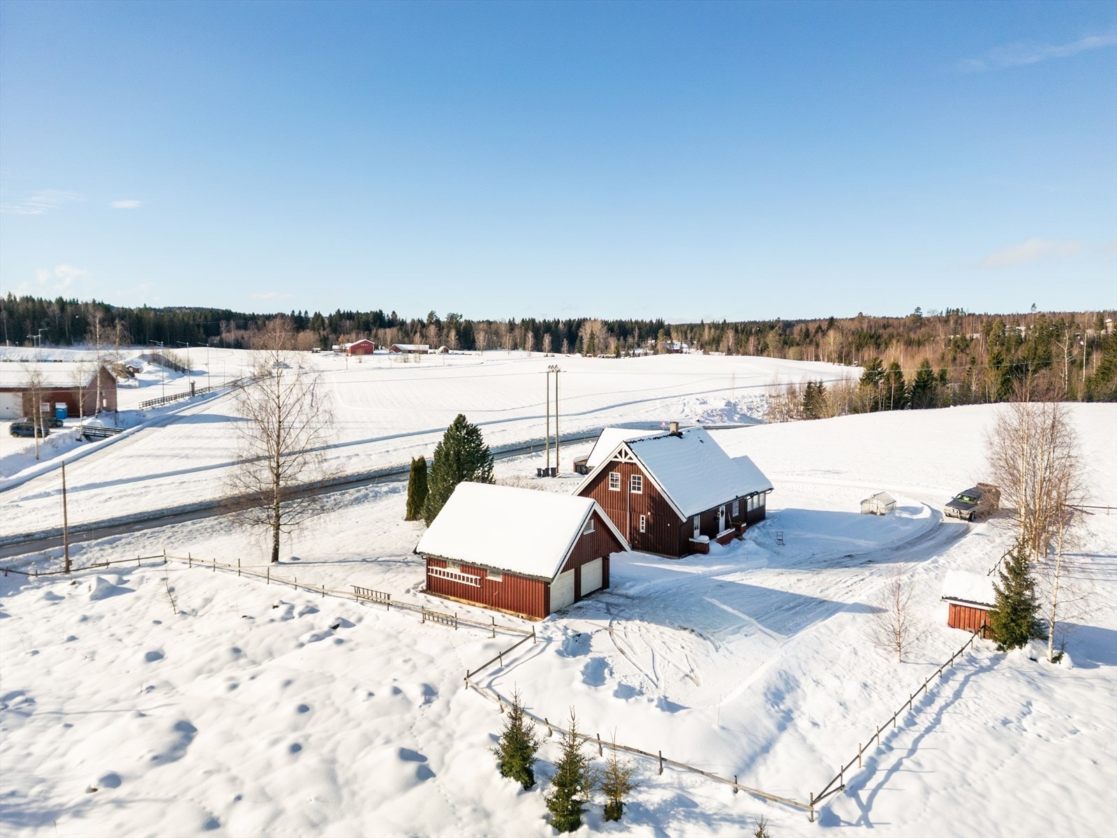 Flere skoler og barnehager finnes innenfor 5-10 minutters kjøreavstand. Galleribilde