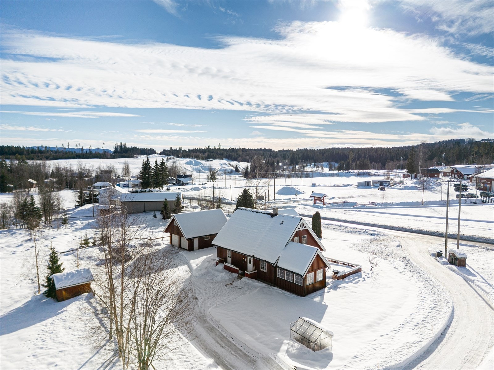 Dagligvarebutikker som Coop Extra og Rema 1000 på Lena er omtrent 6 minutter unna med bil. Galleribilde