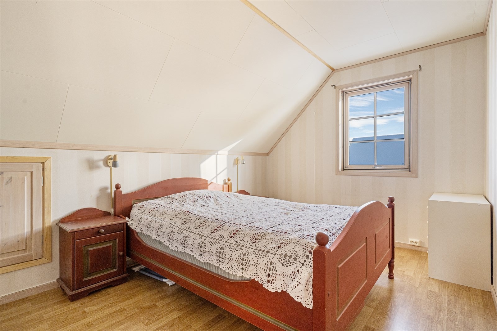 Soverommene på loftet har laminatgulv og lyse overflater. Galleribilde