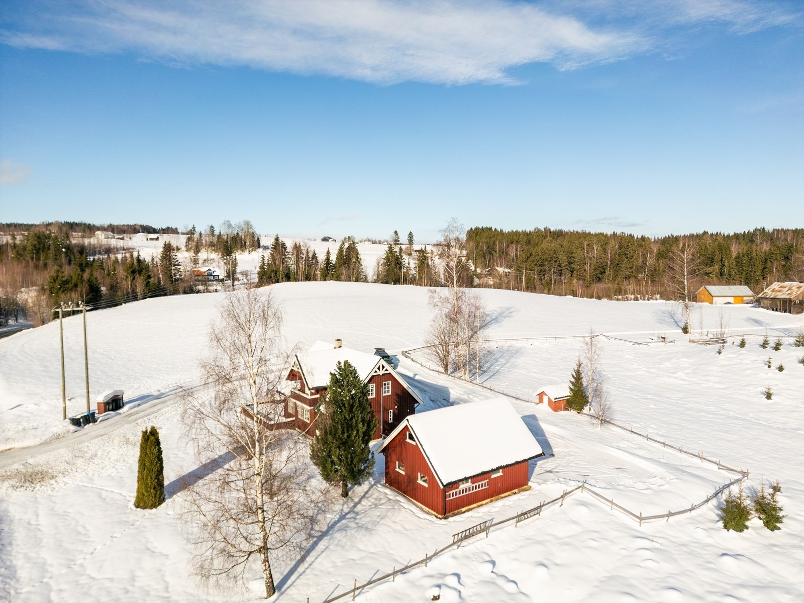 Området byr på landlig ro, samtidig som det er en kort kjøretur til servicetilbud. Galleribilde