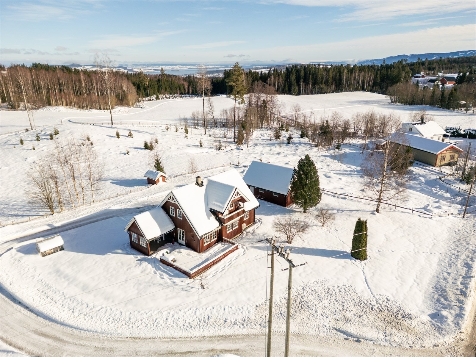 Eiendommen ligger i et landlig og åpent landskap i Østre Toten kommune. Galleribilde
