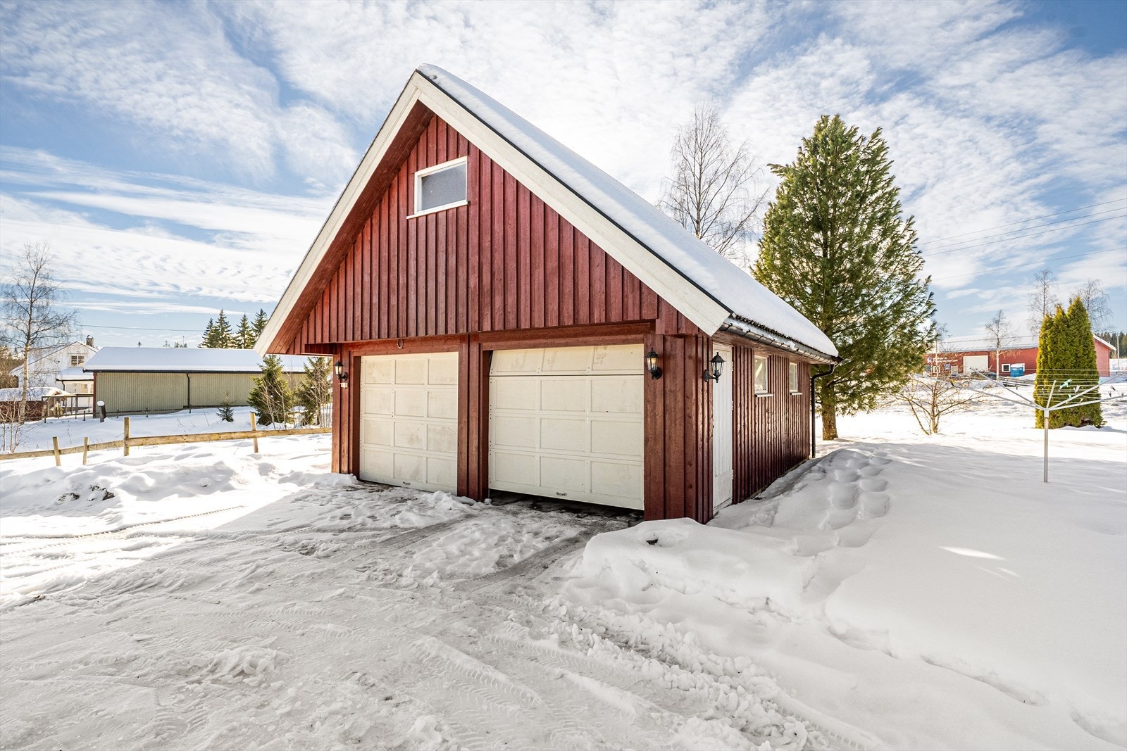 Frittstående dobbelgarasje fra 1996. Galleribilde