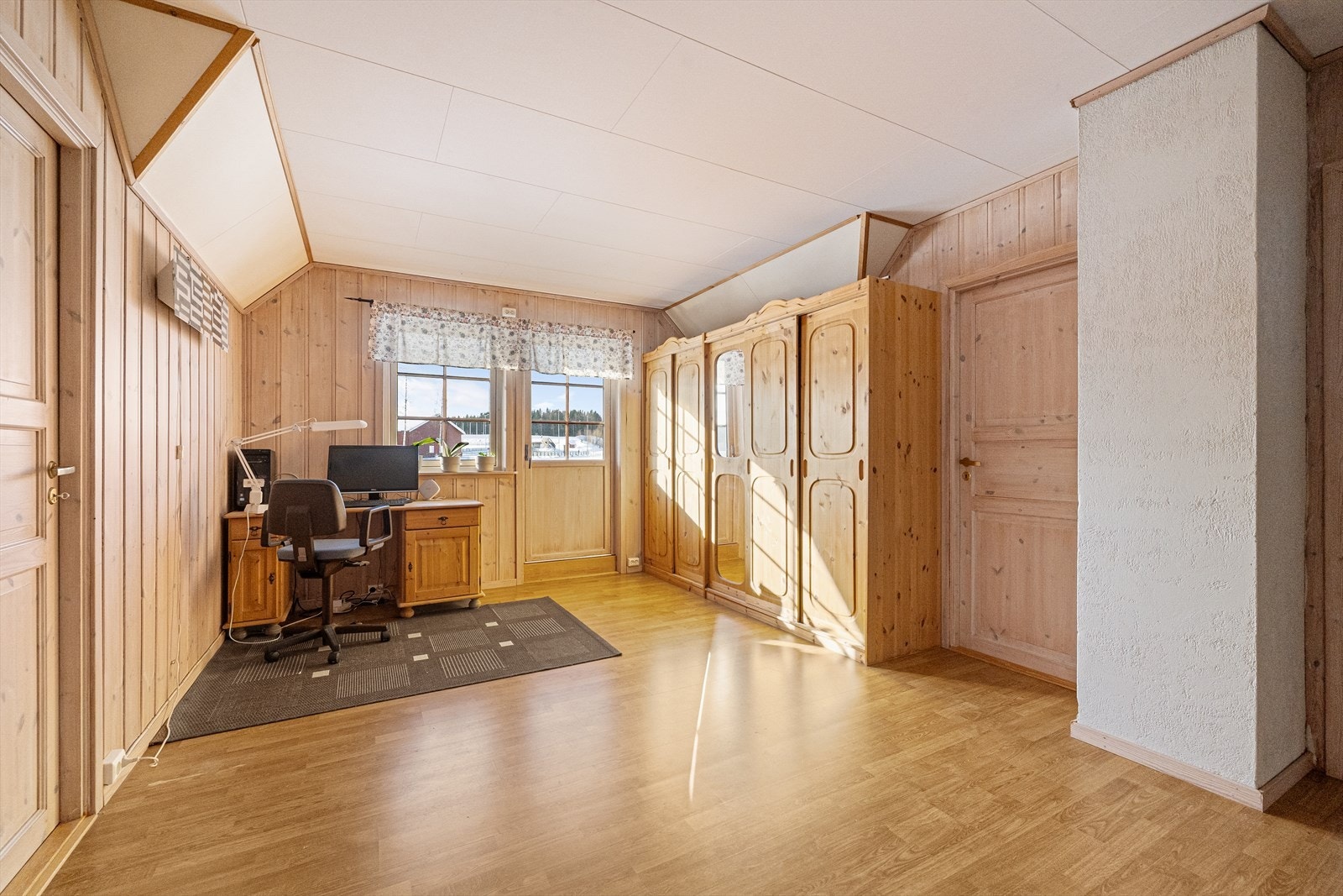 Koselig loftstue med utgang til en overbygd, sør-vestvendt balkong. Galleribilde