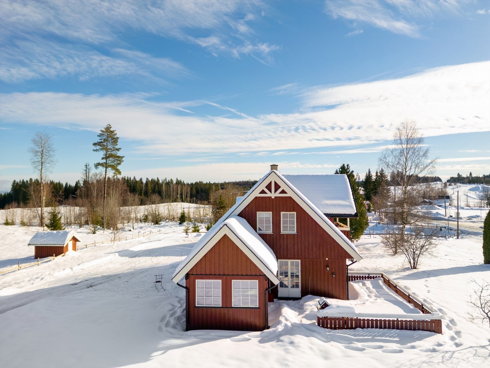 Eiendommen ligger på en solrik tomt på 1626 m² med terrasser på begge sider av boligen. Galleribilde