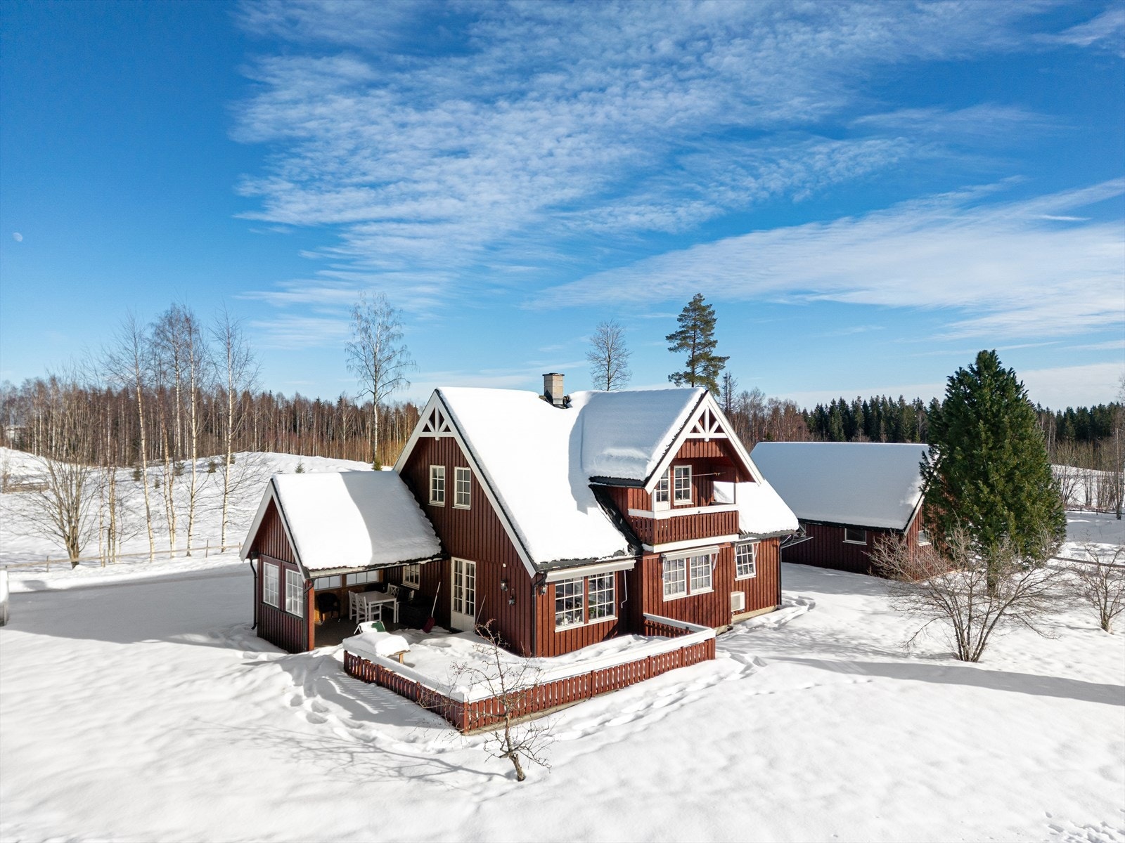 Innholdsrik enebolig med dobbel garasje på romslig tomt. Galleribilde