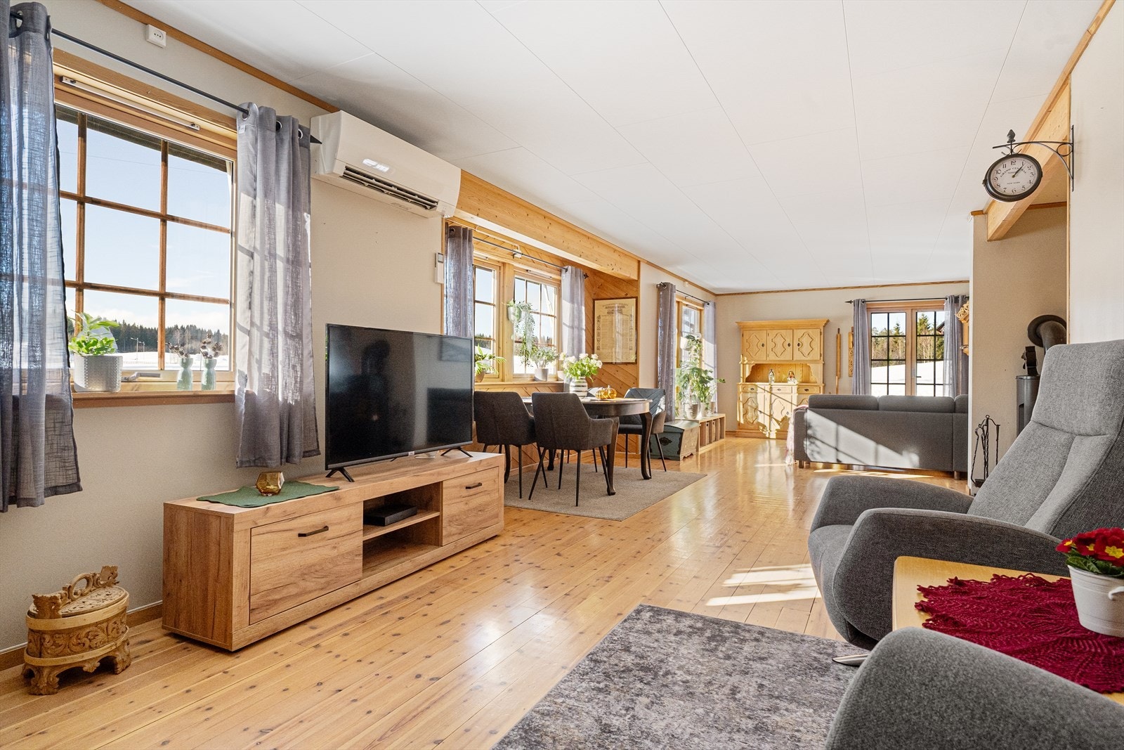 Oppvarming sikres med en kombinasjon av vedfyring og en effektiv varmepumpe montert i 2017. Galleribilde