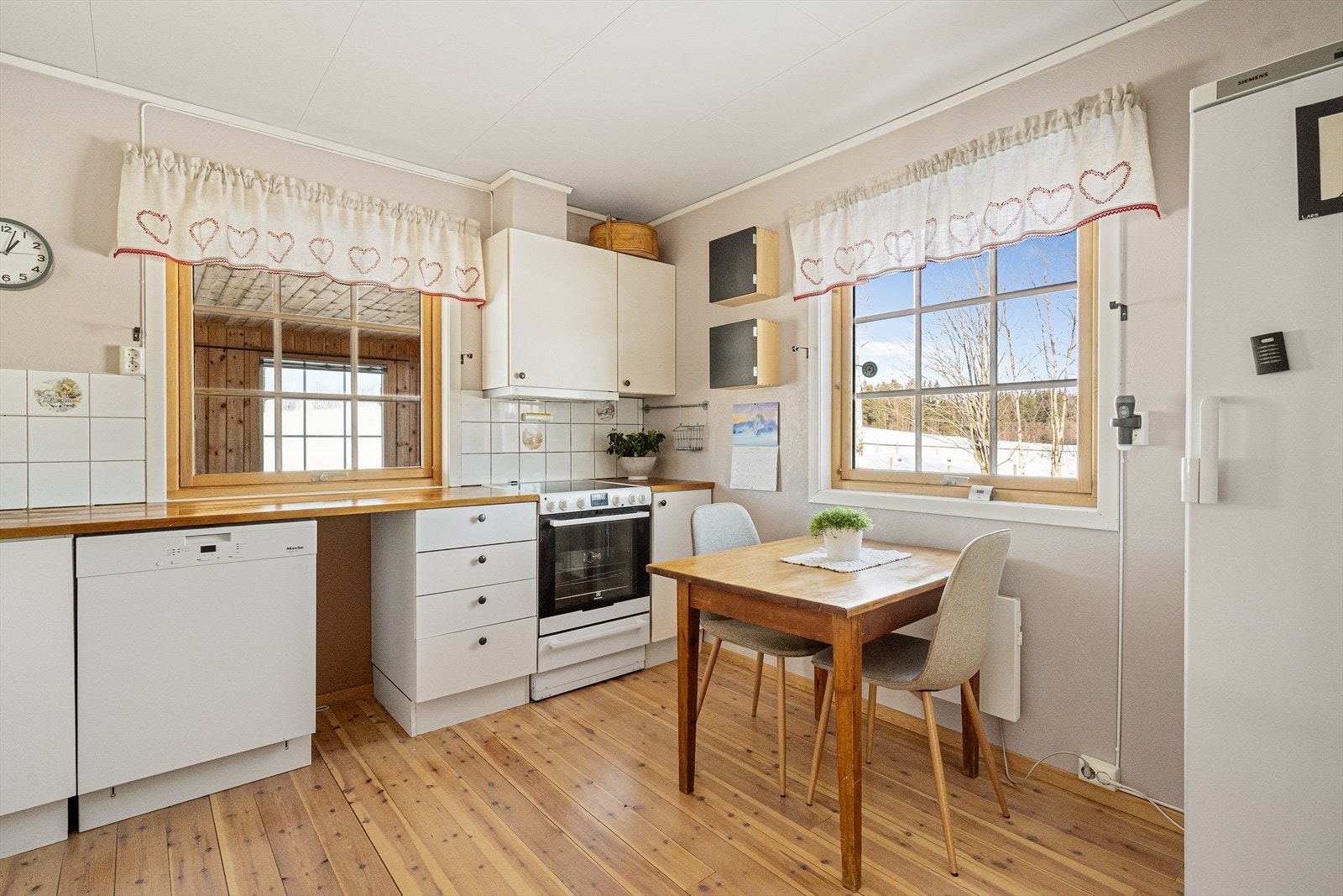 Kjøkkenvifte med avtrekk ut og komfyrvakt ble installert i 2020. Galleribilde