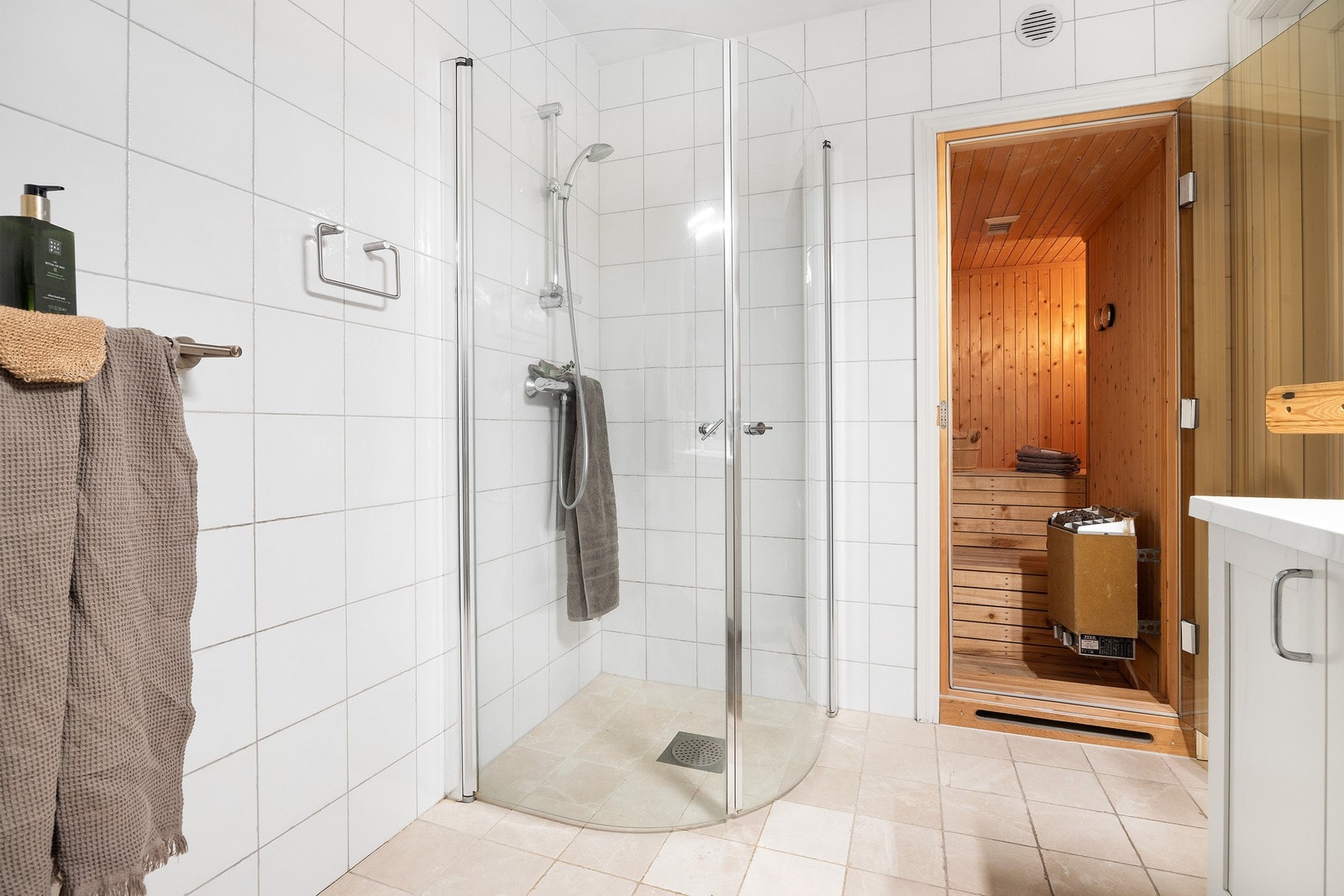 Pent flislagt bad med badstue og dusjhjørne Galleribilde