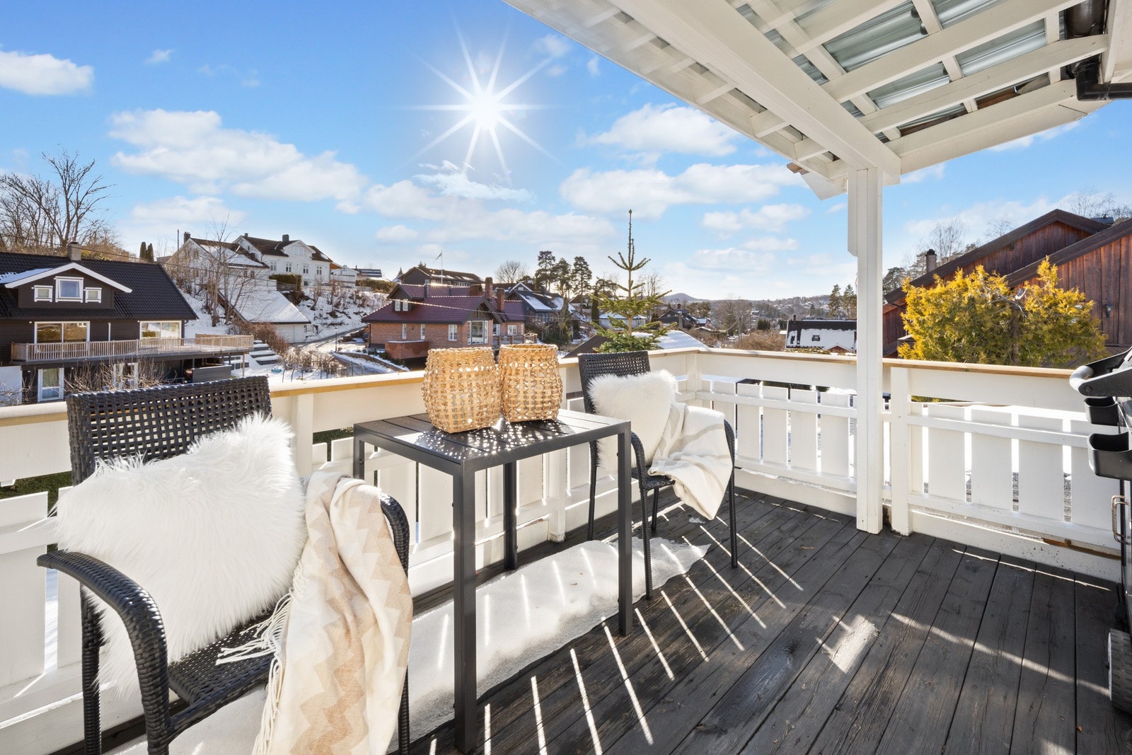 Overbygget solrik balkong Galleribilde