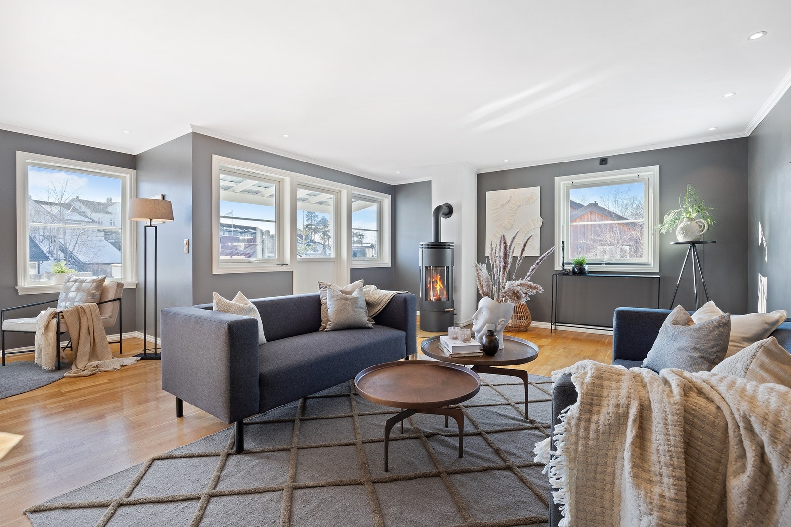 Mye vindusareal slipper inne mye lys Galleribilde