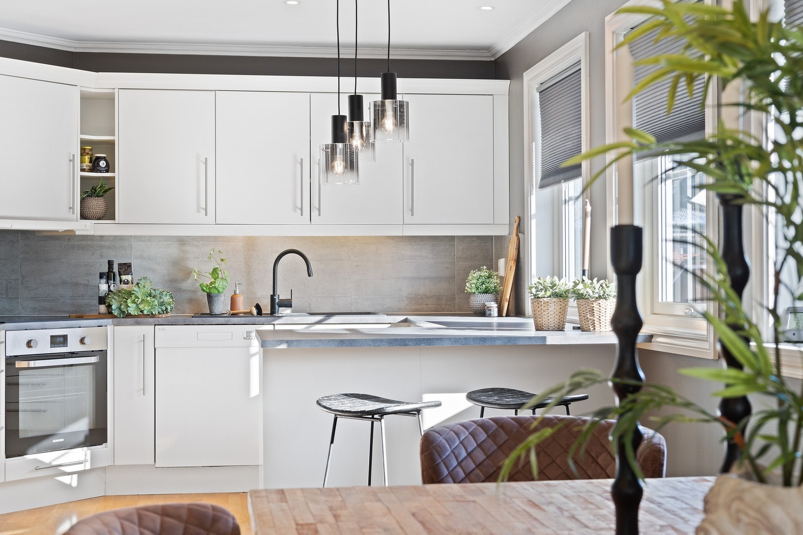 Kjøkkenøy med plass til morgen - kaffen Galleribilde