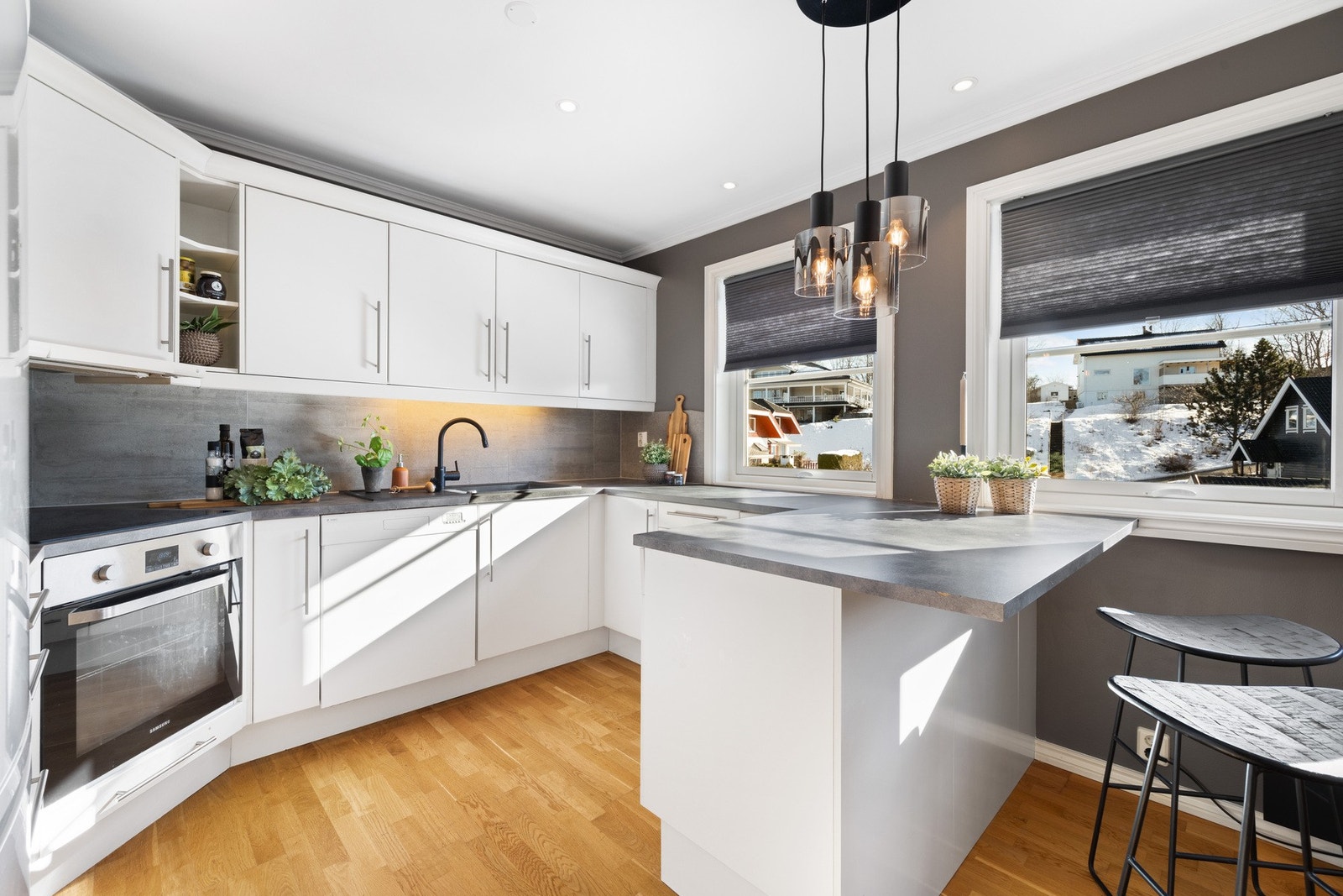 Hvit og nøytralt kjøkken med integrerte hvitevarer Galleribilde