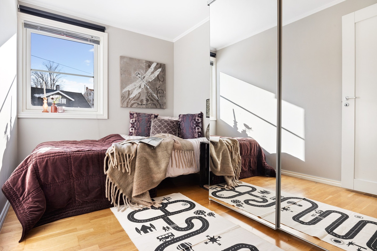 Soverom med speil-garderobeskap Galleribilde