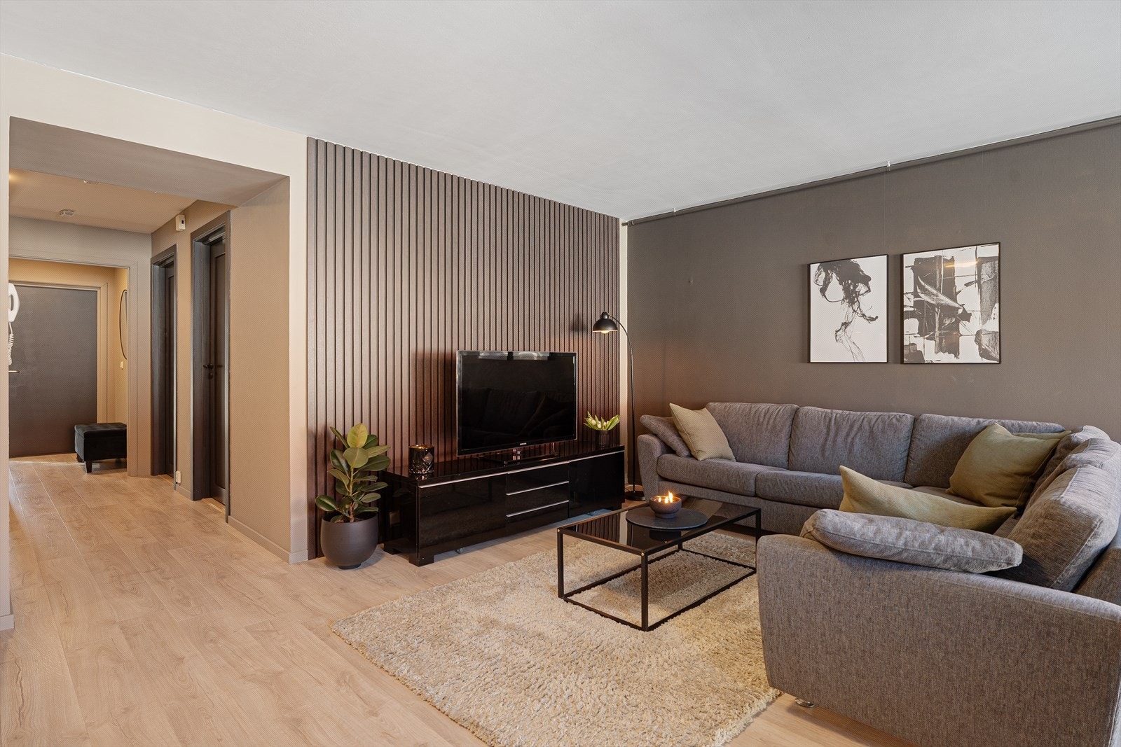 Boligen er vesentlig oppgradert i senere år og har en moderne standard. Utstrakt bruk av laminatgulv (nye i 2024) og slette, malte vegg- og takflater.
Leiligheten er holdt i en tidsriktig og behagelig fargepalett. Galleribilde