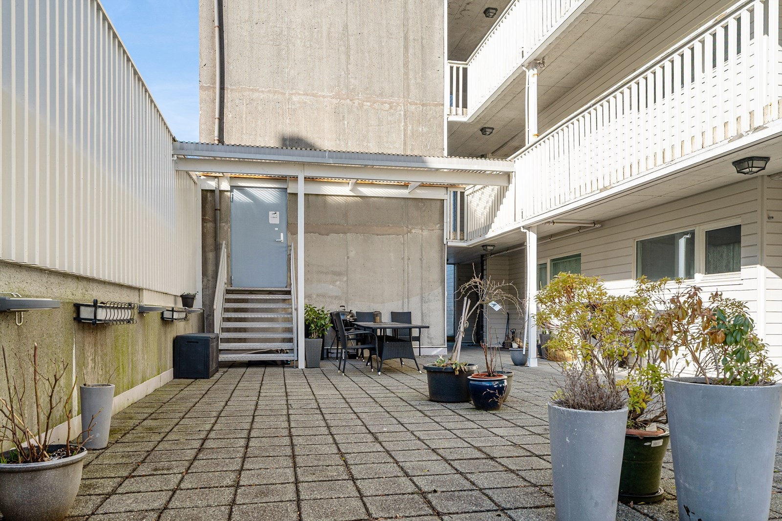 Tomta er pent opparbeidet med hyggelig bakgård, hvor det er etablert pergola og levegg. Galleribilde