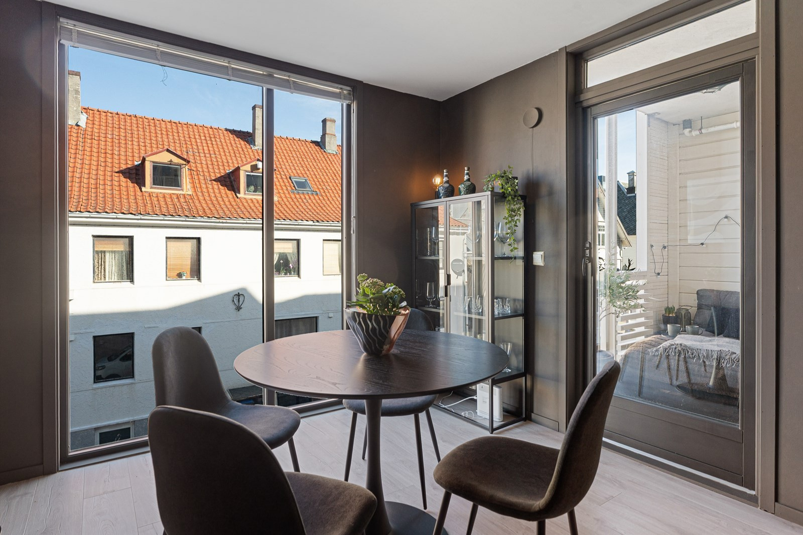 De rause vindusflatene gir godt med naturlig lys. Galleribilde