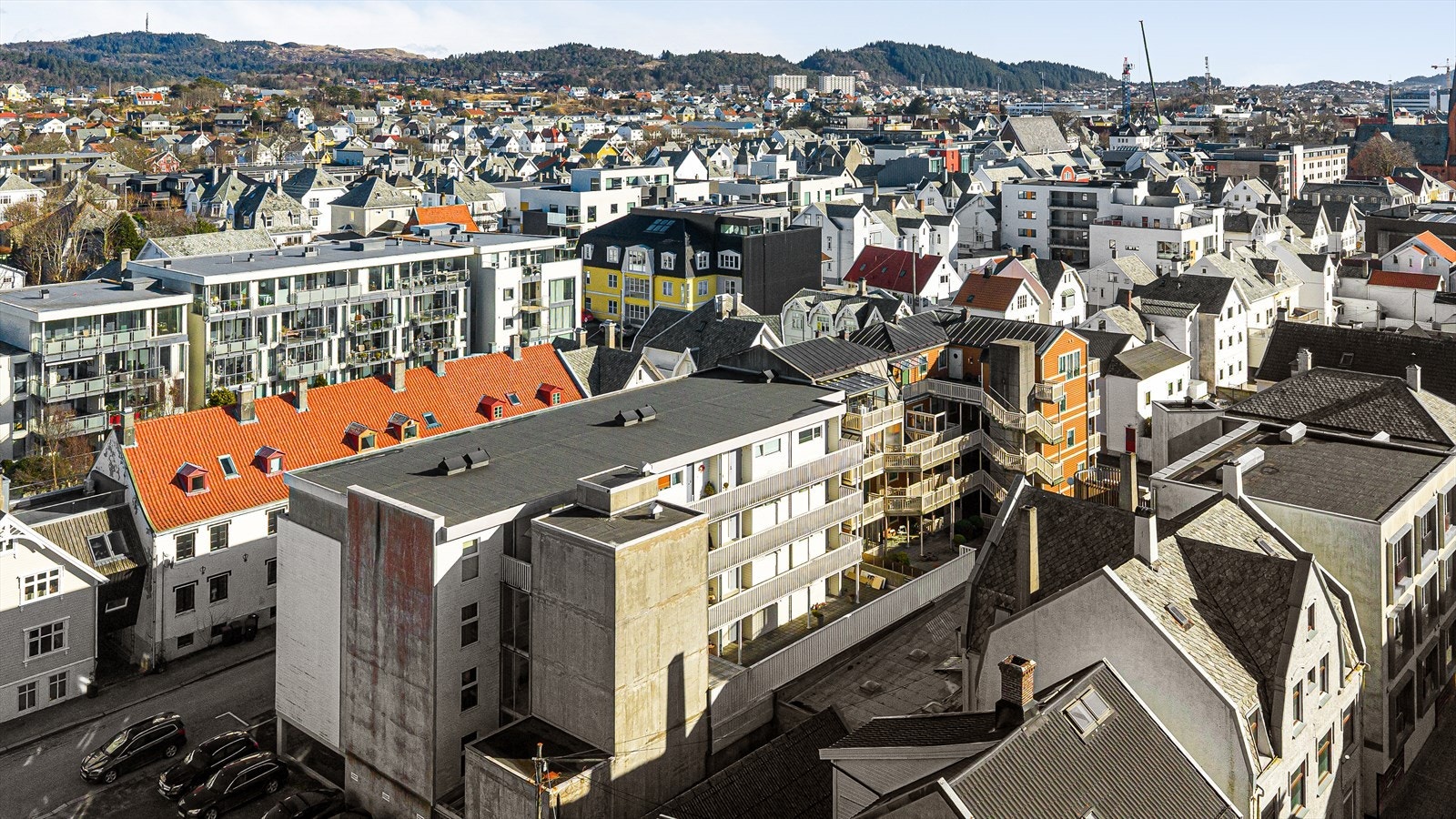 Det er også kort vei til en rekke arbeidsplasser i og like ved Haugesund sentrum: Haugesund sykehus, Aibel, Høyskolen på Vestlandet m.m. Galleribilde