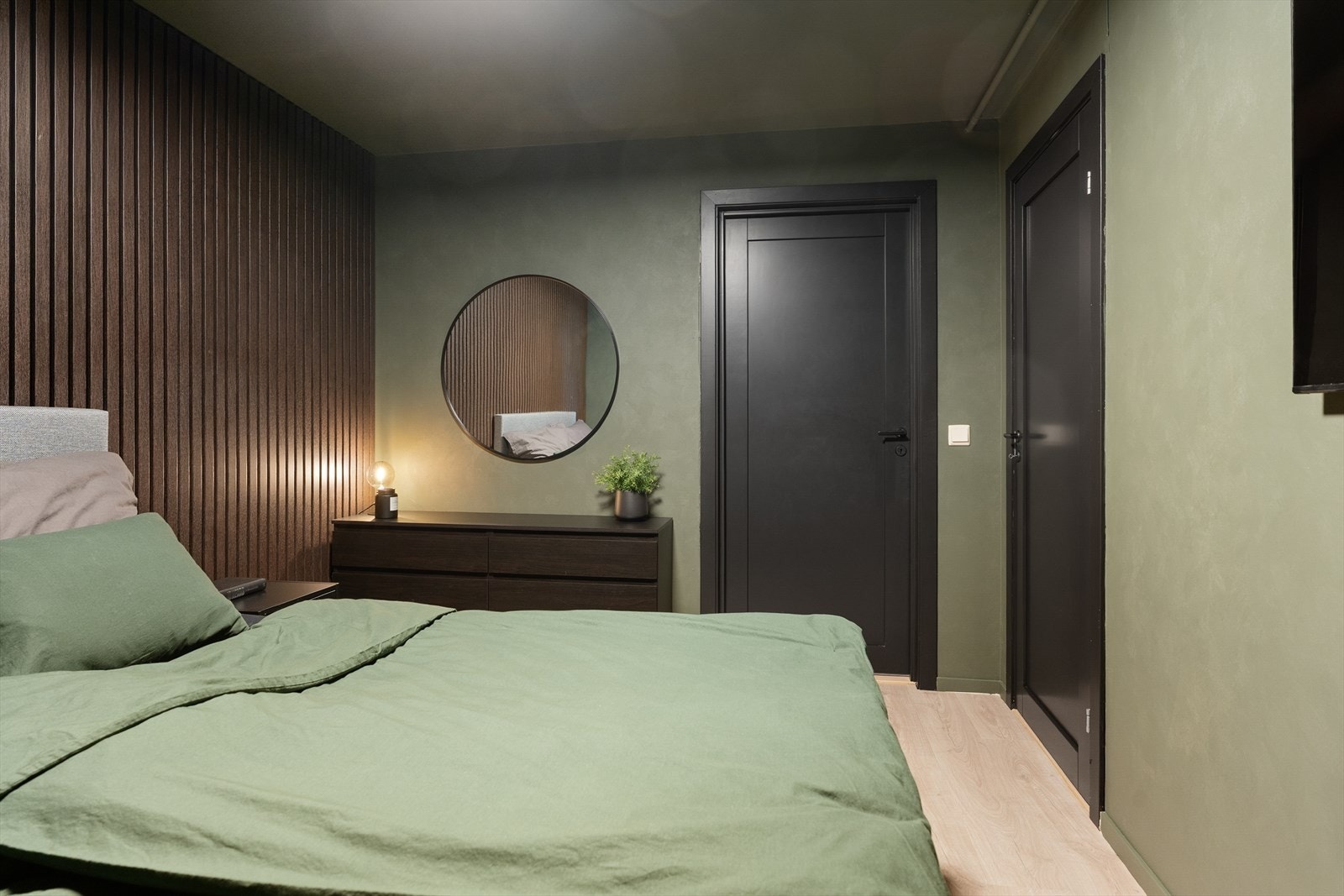 Soverommet har god plass til dobbeltseng og oppbevaringsmøbel. Galleribilde