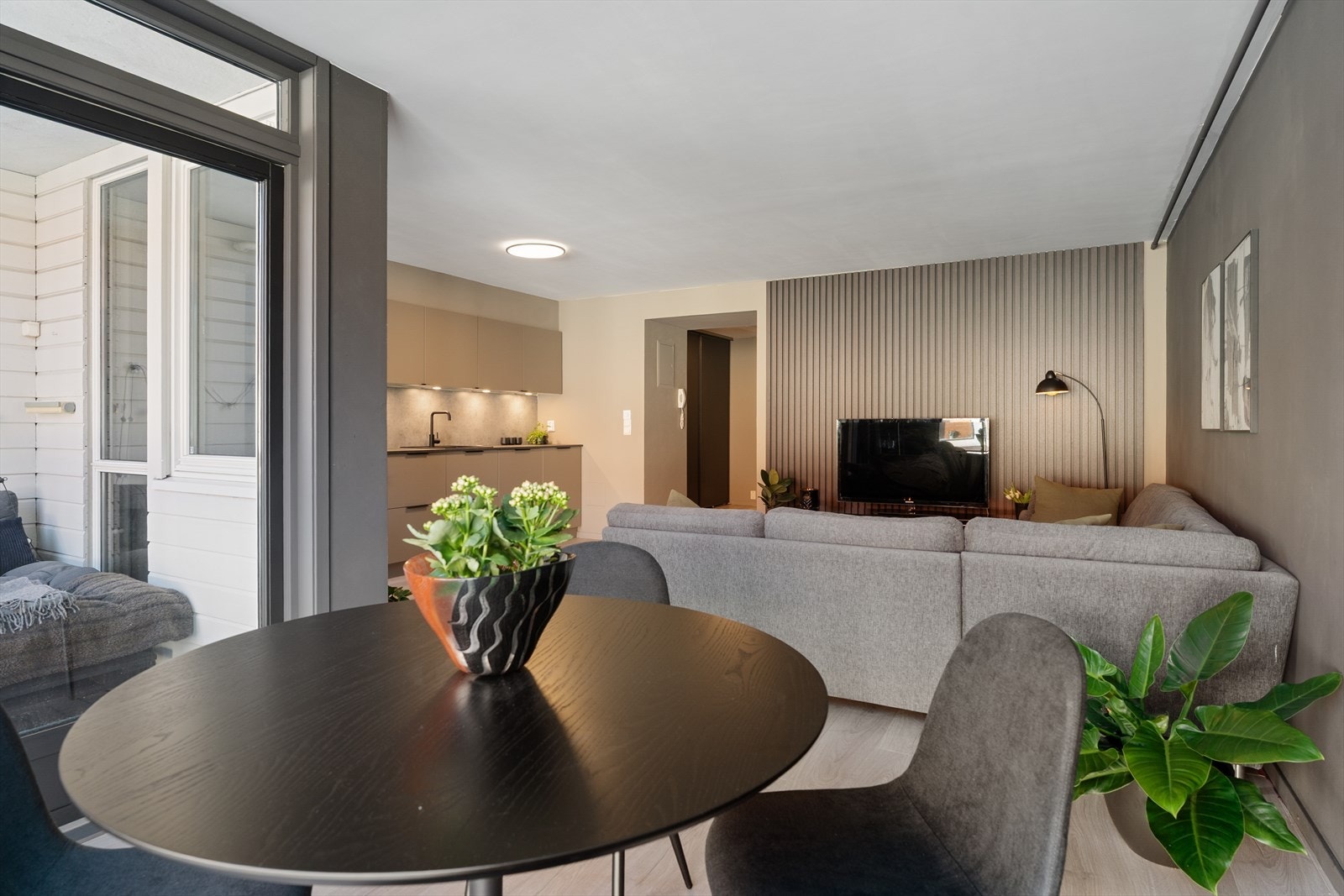 Stue og kjøkken i åpen løsning skaper en luftig og sosial arena! Galleribilde