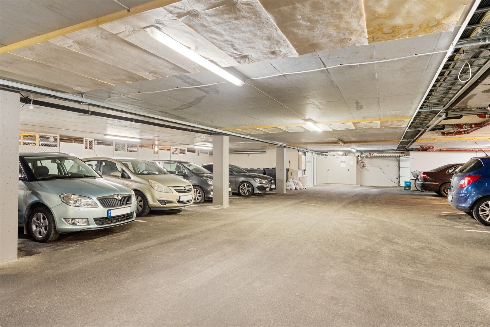 Borettslaget har felles, lukket garasjeanlegg i kjelleretasjen. Galleribilde