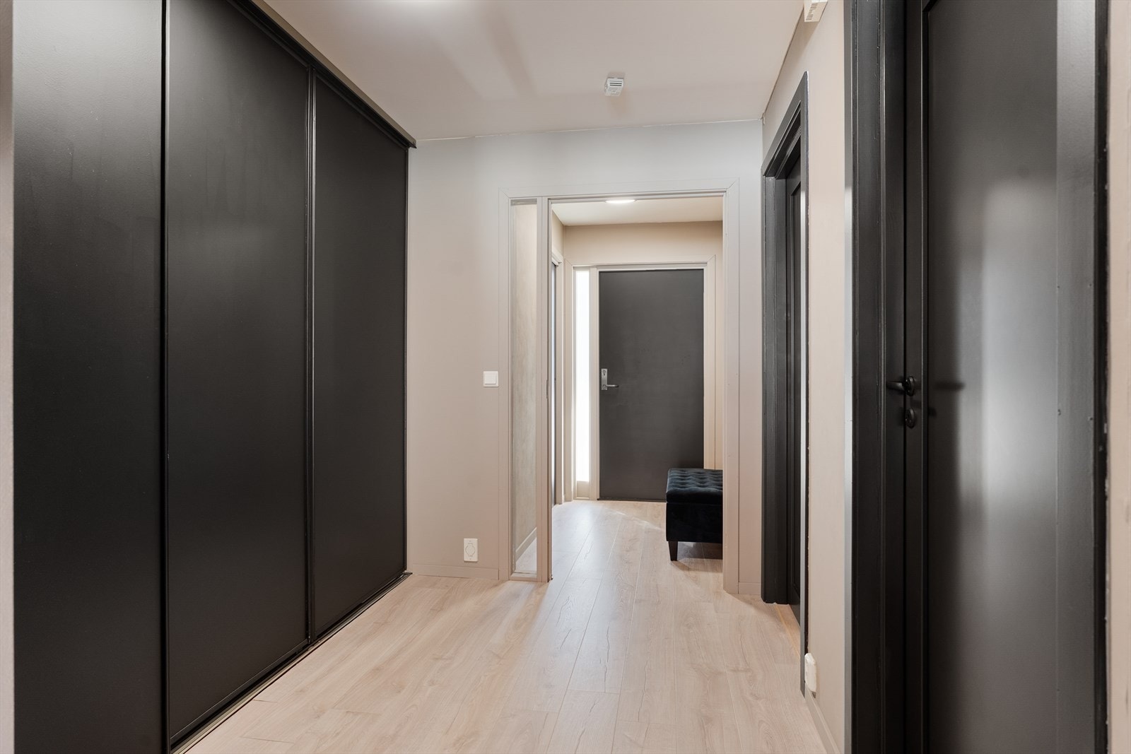 Boligen fikk nye laminatgulv i 2024 og ble overflatemalt i 2023. Galleribilde