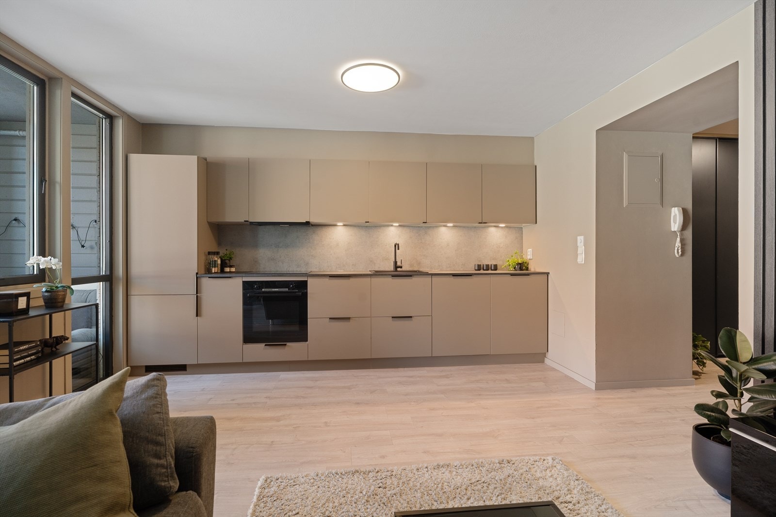 Kjøkkenet er utstyrt med integrerte hvitevarer i form av kjøl/frys, platetopp, stekeovn og oppvaskmaskin. Galleribilde