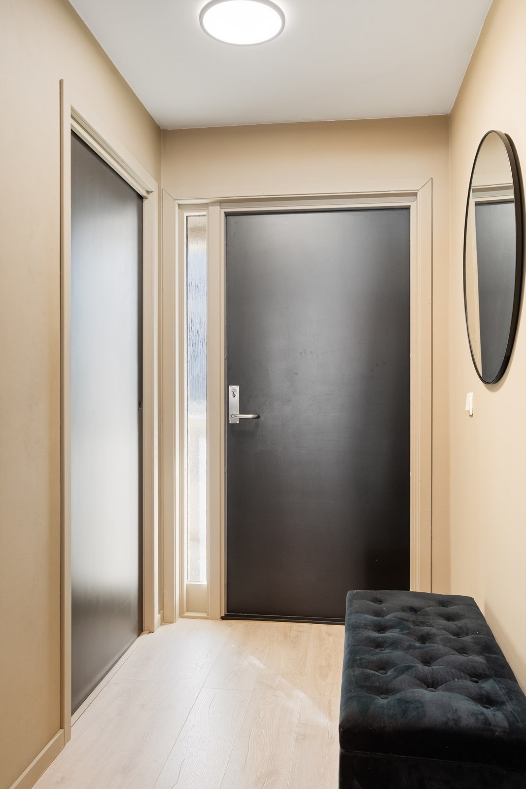 Entré med adkomst til praktisk bod. Leiligheten disponerer i tillegg en sportsbod i fellesarealet/byggets kjelleretasje. Galleribilde