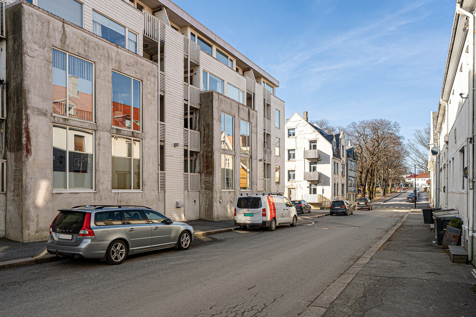 Fra leiligheten er det gangavstand til alle fasilitetene i Haugesund sentrum, herunder Haraldsgata, kjøpesenteret Markedet, Indre kai m.m. Galleribilde